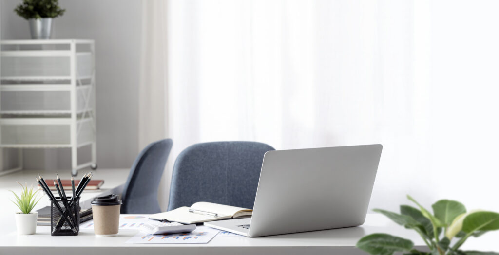 Werkplek met laptop en financiële analyses voor senior finance-professionals